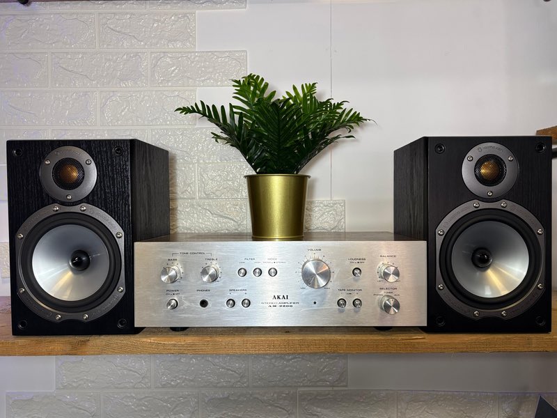 AKAI AM-2200 + Monitor Audio Bronze BR1
