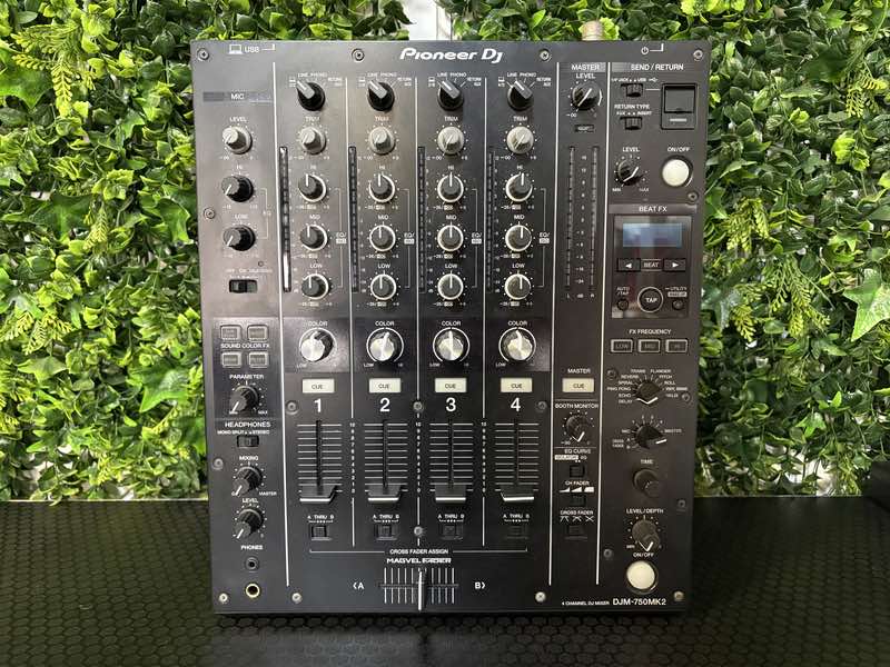 Pioneer DJ DJM-750MK2 - Usado